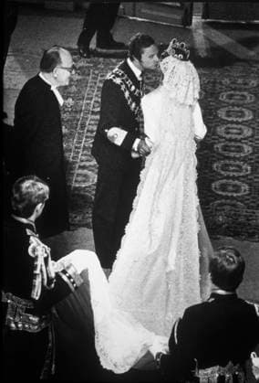 STOCKHOLM 19760619 File King Carl XVI Gustaf of Sweden married Silvia Sommerlath in the Great Church in Stockholm June 19 1976 The king kissed his future wife before the wedding STOCKHOLM SWEDEN x16x  Copyright: xJonnyxGraanx xTTx DROTTNING SILVIA FYLLER 75 AR