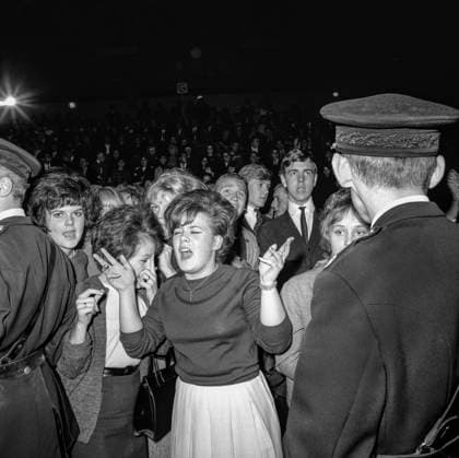ARCHIVE 1963 10 26 Devoted fans as British pop group The Beatles perform at a pop gala at the Royal Tennis Hall in Stockholm Stockholm Sweden x1x  Copyright: xBengtxAlmquistx xDNx xTTx x THE BEATLES SVERIGETURNE 1963