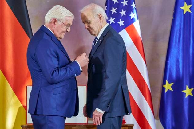 Frank Walter Steinmeier and Joe Biden at the awarding of the special level of the Grand Cross of the Order of Merit of the Federal Republic of Germany to President Biden for his commitment to German-American friendship and the transatlantic partnership at Bellevue Palace Berlin, 18 10 204 Foto:xU.xStammx xFuturexImagex ordensverleihung_4027