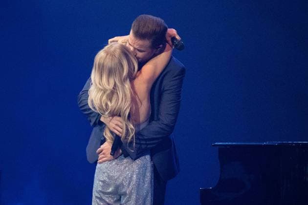 Eric Philippi, singer, musician, pop singer, kisses his girlfriend MICHELLE, singer, musician, pop singer, SCHLAGERBOOOM 2024 ALLES FUNKELT ALLES GLITZERT on 19 10 2024 in the Westfalenhalle Dortmund