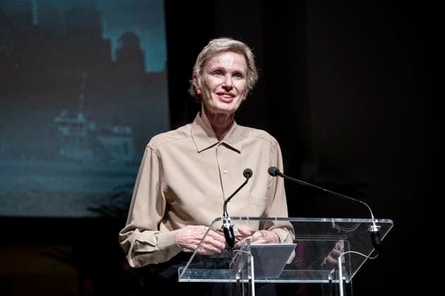 Bilder des Jahres 2024, Entertainment 10 Oktober Entertainment Themen der Woche KW43 Entertainment Bilder des Tages Tribute to writer Paul Auster Paul Austers widow, writer Siri Hustvedt, speaks during the tribute to writer, screenwriter and film director Paul Auster, at the Círculo de Bellas Artes, on October 21, 2024, in Madrid Spain The writer, who died in April this year, is the author of iconic works such as The New York Trilogy and The Book of Illusions , At the meeting, his life and legacy were remembered, and his daughter Sophie Auster performed Blue Team, a song she wrote in honor of her father, while photographs by Spencer Ostrander were projected on the screen 21 OCTOBER 2024 A Pé Madrid Madrid Spain Copyright: xA.xPÃ rezxMecax 6291517