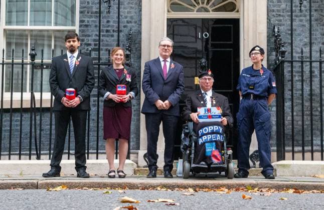News Bilder des Tages October 22, 2024, London, England, United Kingdom: Prime Minister KEIR STARMER with members of the armed forces and volunteers outside 10 Downing Street, London, purchasing a poppy for the Royal British Legion Poppy Appeal 2023. London United Kingdom - ZUMAs262 20241022_zip_s262_026 Copyright: xTayfunxSalcix
