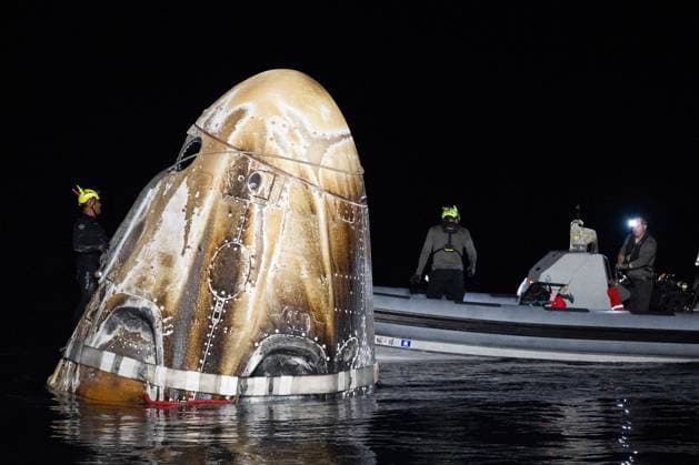 Bilder des Jahres 2024, News 10 Oktober News Themen der Woche KW43 News Bilder des Tages Support teams work around the SpaceX Dragon Endeavour spacecraft shortly after it landed with NASA astronauts Matthew Dominick, Michael Barratt, and Jeanette Epps, and Roscosmos cosmonaut Alexander Grebenkin aboard in the Gulf of Mexico off the coast of Pensacola, Florida, on Friday, October 25, 2024.. Dominick, Barratt, Epps, Grebenkin are returning after seven-months in space as part of Expedition 70 aboard the International Space Station. NASA WAX2024102502 JOELxKOWSKY