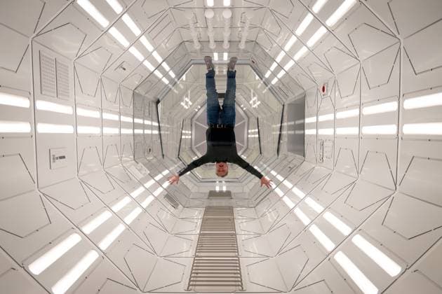 Kunst Kultur Museum 25 10 2024 Wolfsburg Autostadt Kunstmuseum Exhibition Leandro Erlich ARG weightless Leandro Erlich had a spaceship built for the exhibition We can enter the upper part Through mirrors it looks as if we are floating weightlessly in it Wolfsburg Lower Saxony GER