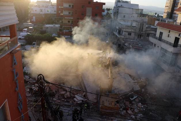 News Themen der Woche KW44 Bilder des Jahres 2024, News 10 Oktober News Bilder des Tages Nahostkonflikt, Libanon, israelischer Luftangriff auf Tyros Lebanese Civil Defense members search for victims, following an Israeli airstrike on buildings in Tyre, South Lebanon, on Monday, October 28, 2024. The Lebanese health ministry said that Israeli strikes on October 28 killed at least 21 people across southern Lebanon, seven among them, including a nurse and three rescuers, in the southern village of Ain Baal. photo by Nizar kashmar LEB2024102801 Nizarxkashmar