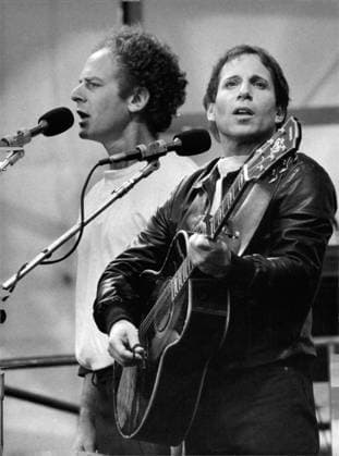 Stockholm 1982-06-06 Art Garfunkel och Paul Simon uppträder pa Rasunda stadion Stockholm Sverige x12014x  Copyright: xJurekxHolzer SvD TTx SIMON & GARFUNKEL SVERIGE