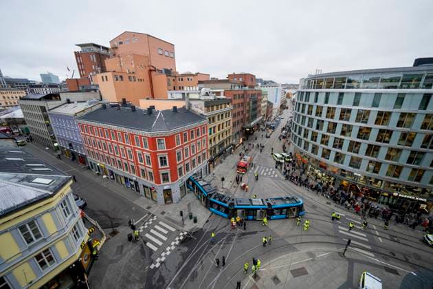 Tram crashes into building Oslo 20241029 A tram derailed and crashed into Eplehuset in Storgata in Oslo on Tuesday morning The police received a report of the tram accident at 11  Copyright: xFredrikxVarfjellx xNTBx