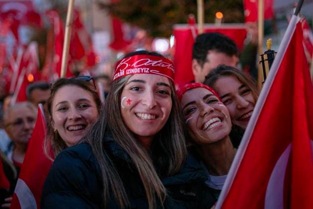 Bilder des Jahres 2024, News 10 Oktober Türkei, Feierlichkeiten zum Nationalfeiertag, 101 Jahre Staatsgründung in Istanbul October 29, 2024, Sisli, Istanbul, Turkey: People pose during the Republic March held for the 101st anniversary of the Republic of Turkey in Sisli, Istanbul, on October 29, 2024. Turkey is celebrating the 101st anniversary of the Republic of Turkey founded by Mustafa Kemal Ataturk. Sisli Turkey - ZUMAu194 20241029_zip_u194_007 Copyright: xTolgaxUluturkx