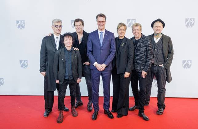 30 10 2024 Düsseldorf Prize for Punk Die Toten Hosen are honored with the State Prize of North Rhine-Westphalia at Roncalli s Apollo Varieté Here with NRW Minister President Hendrik Wüst, his deputy Mona Neubaur and director Wim Wenders Düsseldorf Roncalli s Apollo Varieté North Rhine-Westphalia Germany