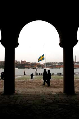 STOCKHOLM 20050101 National day of mourning for the Asian tsunami disaster Swedish flag flown at half-mast at Stockholm City Hall Photo Tomas Oneborg SvD SCANPIX Code 30142 x30142x  Copyright: xTomasxOneborg SvD TTx 30142