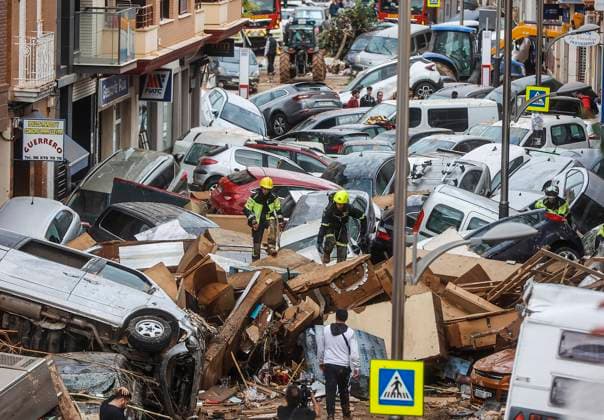 Bilder des Jahres 2024, News 10 Oktober News Bilder des Tages Spanien, Eindrücke nach Unwetter und Überschwemmungen aus Valencia The DANA leaves more than a hundred fatalities in Valencia Dozens of cars piled up, on October 31, 2024, in Sedaví, Valencia, Valencian Community Spain This morning the search for the missing has resumed in the areas affected by the ana in the Valencian Community, which has claimed the lives of more than 100 people, for the moment In addition, the material damage is countless with roads cut off and areas cut off by water, Many municipalities are without drinking water and some 75,000 people are without electricity in the province of Valencia as a result of the storm This DANA is the most tragic atmospheric catastrophe to have occurred in Spain in more than half a century 31 OCTOBER 2024 DANA RIADA UTIEL COCHES TRAGEDY MUD PIXELADA VALENCIA Copyright: xRoberxSolsonax 6314500