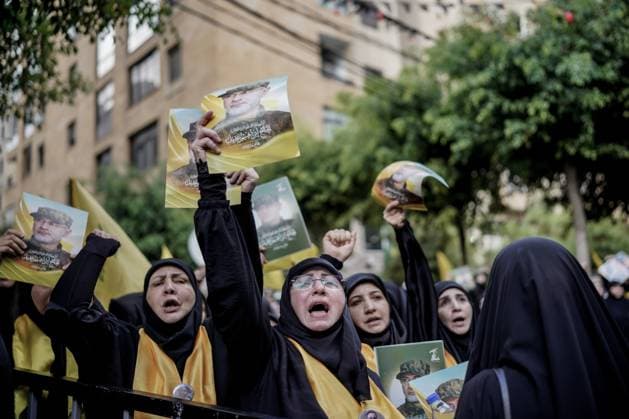 September 22, 2024, Beirut, Beirut, Lebanon: Lebanese women holding photos of Hezbollah commander IBRAHIM AQIL and mourning at his funeral in Dahiya, Beirut, Lebanon. Beirut Lebanon  - ZUMA 20240922_int_m272_003 Copyright: xMohammadxMohsenifarx