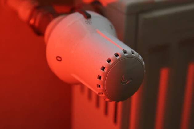 A radiator valve is illuminated in red on Saturday 02 11 2024 in Neukalen, Mecklenburgische Seenplatte district, while the setting is on frost protection It can currently be assumed that prices for heating costs could rise even further if the conflict between Iran