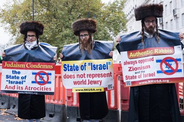 November 2, 2024, London, United Kingdom: A group of supporters in Orthodox Jewish clothing hold placards during the demonstration. A massive protest organized by the Palestine Solidarity Campaign (PSC) took place in London. Pro-Palestine demonstrators marched from Whitehall to Nine Elms, and assembled near the US Embassy. London United Kingdom - ZUMAs197 20241102_aaa_s197_153 Copyright: xDanielxLaix