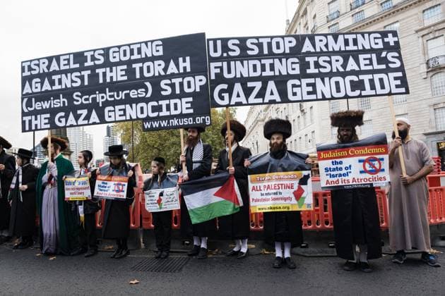 November 2, 2024, London, United Kingdom: A group of supporters in Orthodox Jewish clothing hold placards during the demonstration. A massive protest organized by the Palestine Solidarity Campaign (PSC) took place in London. Pro-Palestine demonstrators marched from Whitehall to Nine Elms, and assembled near the US Embassy. London United Kingdom - ZUMAs197 20241102_aaa_s197_152 Copyright: xDanielxLaix