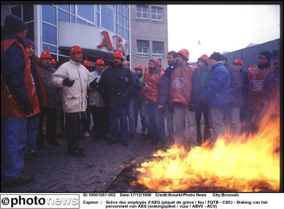 Grève des employés d AEG (piquet de grève feu FGTB - CSC) - Staking van het personneel van AEG (stakingspiket vuur ABVV - ACV) Brussels  Copyright: xIbourkix