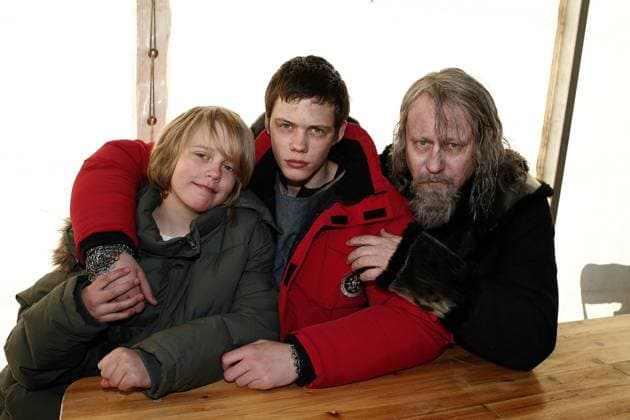 HOME 20070321 3 x Skarsgard Valter Skarsgard, 10, and Bill Skarsgard, 16, take a break with dad Stellan, 56, during the Arn shoot Its fun to work together, says Bill HOME SWEDEN x8506x  Copyright: xLENNARTxREHNMANx xGTx xTTx ARN FAMIJEN SKARSGARD