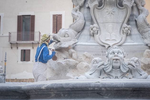 Rome gets ready for Jubilee 2025 A restorer carefully cleans the fountain in the Pantheon of Agrippa. Rome is preparing for the Jubilee Year 2025 by carrying out improvement and conditioning work on some of its monuments. Rome Italy Copyright: xRaulxMorenox xSOPAxImagesx ROME_JUBILEE 2025_RAUL MORENO-17