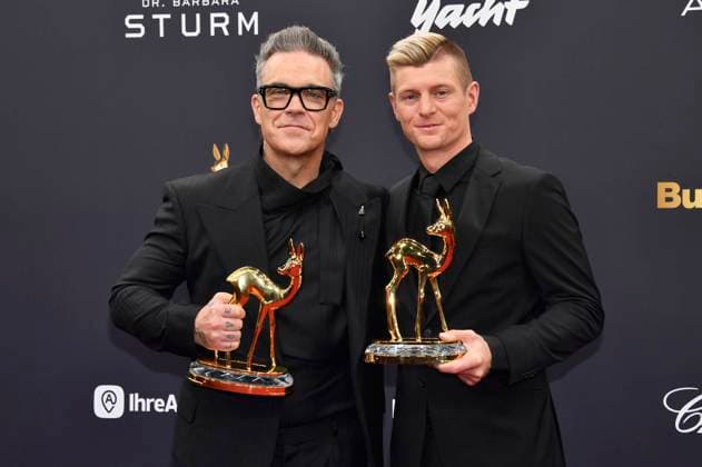 Robbie Williams and Toni Kroos at the 76 Bambi Awards 2024 in the Bavaria Filmstudios Munich, 07 11 2024 Foto:xS.xSpöttelx xFuturexImagex bambi2024_0403