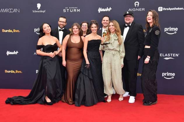 Harriet Herbig Matten with the team from Maxton Hall The world between us at the 76 Bambi Awards 2024 at the Bavaria Film Studios Munich, 07 11 2024 Foto:xS.xSpöttelx xFuturexImagex bambi2024_0649