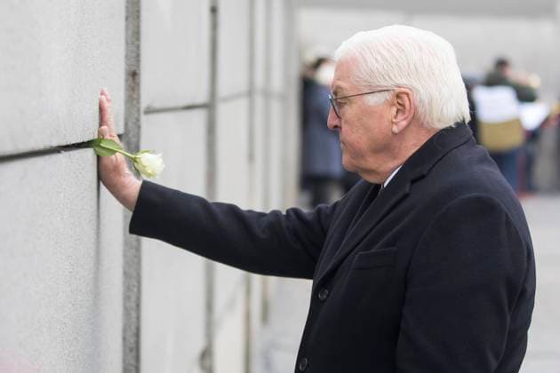 35th anniversary of the fall of the Berlin Wall, central commemorative event at the Berlin Wall Memorial, Berlin, 09 11 2024 Frank Walter Steinmeier Federal President of the Federal Republic of Germany sticks a rose into the Wall at the central commemorative event at the Berlin Wall Memorial to mark the 35th anniversary of the fall of the Berlin Wall in Berlin, 09 11 2024 Berlin ci Copyright: xBenxKriemannx