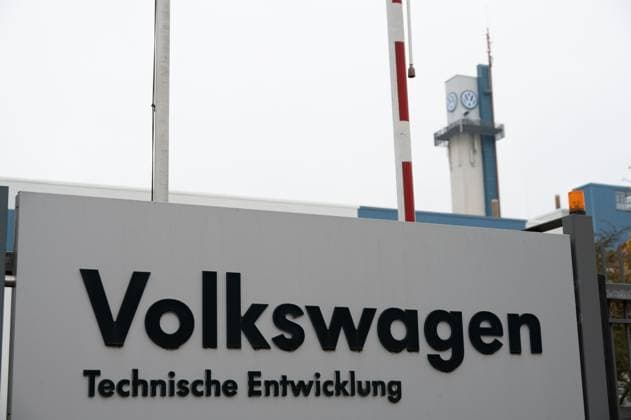 Das Volkswagen-Werk in Osnabrueck, mit 2300 Mitarbeitern groesster Arbeitgeber in der Stadt, ist von der Schliessung bedroht, Aussenaufnahme, Werkstor, VW-Logo, Osnabrueck am 09.11.2024.