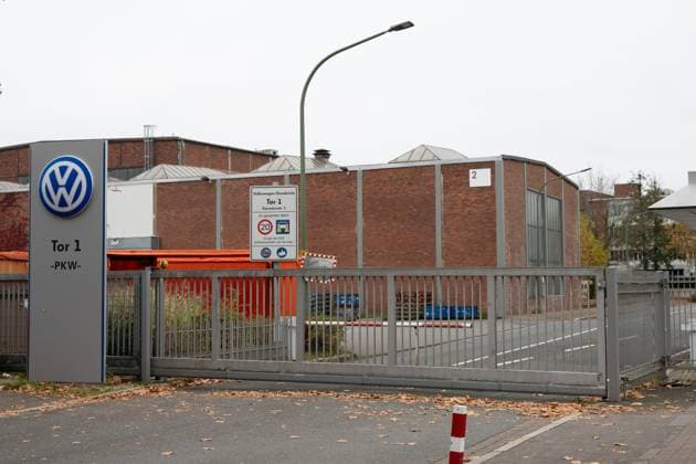 Das Volkswagen-Werk in Osnabrueck, mit 2300 Mitarbeitern groesster Arbeitgeber in der Stadt, ist von der Schliessung bedroht, Aussenaufnahme, Werkstor, VW-Logo, Osnabrueck am 09.11.2024.