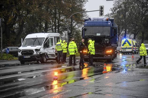 Traffic accident in Bucholtwelmen FOR EDITORIAL PURPOSES ONLY EDITORIAL USE ONLY p Traffic accident on Weseler Straße corner Sternweg, on Monday, 11 11 2024 in Hünxe Bucholtwelmen The HÜnxe volunteer fire department was alerted at 06 24 a.m. A traffic accident with a trapped person was reported The intersec Copyright: MarkusxJoosten doc7y064jff6rr1lrq1c1a8 ,EDITORIAL USE ONLY Copyright: MarkusxJoosten