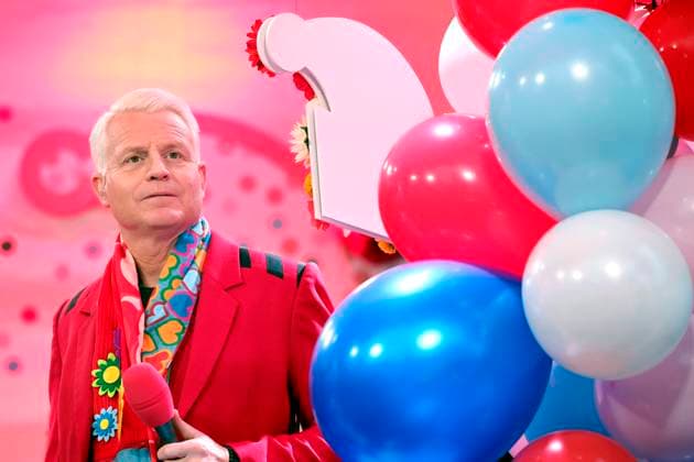 Presenter Guido Cantz next to balloons during the WDR broadcast of the celebrations Despite the rain, carnival revellers and jesters celebrate exuberantly at the start of the Cologne Carnival at Heumarkt Cologne, 11 11 2024 NRW Germany Copyright: xChristophxHardtx