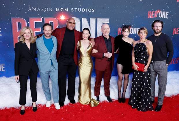 Bilder des Jahres 2024, Entertainment 11 November Entertainment Themen der Woche KW46 Entertainment Bilder des Tages Bonnie Hunt, Nick Kroll, Dwayne Johnson, Lucy Liu, J. K. Simmons, Kiernan Shipka, Mary Elizabeth Ellis and Chris Evans arrive on the red carpet at the premiere of Amazon MGM Studios Red One at Alice Tully Hall, Lincoln Center on Monday, November 11, 2024 in New York City. NYP20241111204 JOHNxANGELILLO