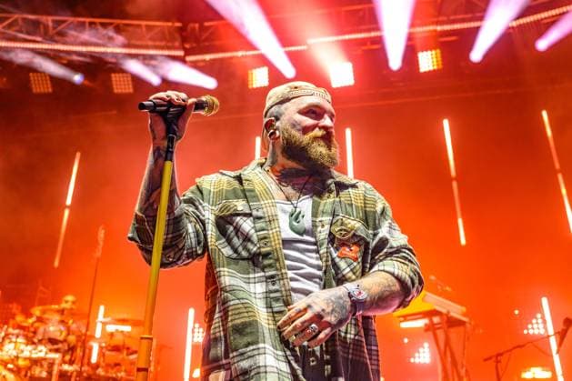 Bilder des Jahres 2024, Entertainment 11 November Entertainment Themen der Woche KW46 Entertainment Bilder des Tages Teddy Swims live at Eventim Apollo, London, Monday 11th November 2024. Teddy Swims live at Eventim Apollo, London, Monday 11th November 2024. After selling out his I ve Tried Everything But Therapy tour across the UK earlier this year, Teddy returns to play at Eventim Apollo on Monday, November 11th. Known for his soulful, rock-infused sound and heartfelt lyrics, the 29-year-old Atlanta native writes almost exclusively about the highs and lows of romance. His latest EP, Tough Love, is a raw exploration of love and heartbreak, packed with tales of devotion and despair. To me, that™s just all there is, he says. You™re either making love or crying about it. Teddy first captured hearts with bedroom cover songs that went viral Copyright: xHannahxMeadowsxPhotographyx xAvalonx 0933239831