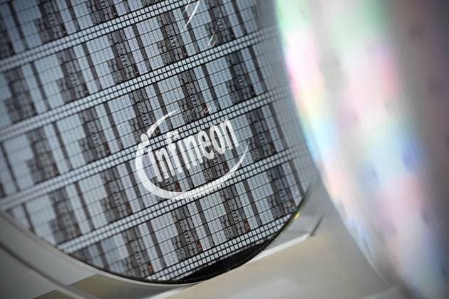 Edge motif 40 cm waver in front of Infineon logo, company emblem, annual press conference INFINEON Technologies AG on 12 11 2024 in Neubiberg