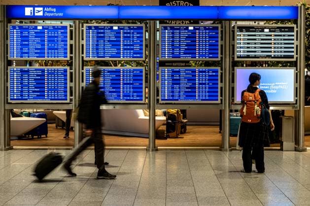 Travelers before departure Display boards in terminal 12 11 24, Frankfurt Symbol photo, illustration image, symbol image, illustration photo, everyday scene Travelers before departure Display boards in terminal Passen