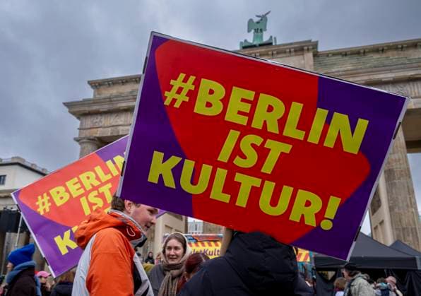 Berlin is culture Germany, Berlin, 13 11 2024, cultural scene, demonstration against cultural cutbacks, Brandenburg Gate, Â