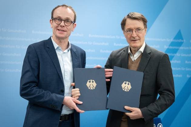 Presentation of reform proposals by the government commission for modern and needs-based hospital care Prof Dr Karl Lauterbach, Federal Minister of Health together with Prof Tom Bschor, head of the government commission at the presentation of reform proposals by