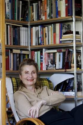 WIEN 0401008 Elfriede Jelinek at her home in Vienna, Austria Elfriede Jelinek will not accept the Nobel Prize in Literature in Stockholm because she suffers from social phobia WIEN ÖSTERRIKE x76014x  Copyright: xSJÖBERGxMIKAELx ELFRIEDE JELINEK