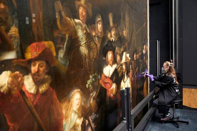 Restoration of Rembrandt s Night Watch begins After five years of exhaustive research and analysis utilising the most advanced techniques, from digital imaging to scientific and material-technical research, from computer science to artificial intelligence, a team of eight restorers today begin the restoration of The Night Watch by removing the varnish from the painting. This marks the beginning of the second phase of Operation Night Watch, the largest research and restoration project ever undertaken for Rembrandt™s masterpiece. The removal of the old varnish aims to optimally preserve the painting for the future. The work, conducted with microscopic precision, takes place in full view of the public within the glass-enclosed space in the  Copyright: xRijksmuseumx xAvalonx 0934439199