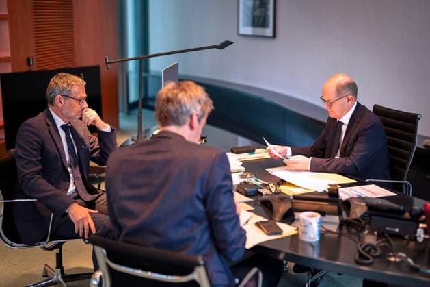 Berlin, Germany, 15 11 2024 Federal Chancellery Phone call with the President of Russia Vladimir Putin Federal Chancellor Olaf Scholz SPD right , sitting at the table and listening with the foreign and security policy advisor to the Federal Chancellor Jens Plötner left and government spokesman Steffen Hebestreit from behind Copyright: xKugler,xSteffen BPA dtsxNachrichtenagenturx dts_51495