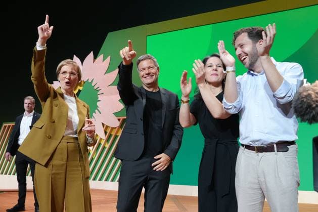 50 Federal Delegates Conference BDK Buendnis90 Die Gruenen The party leadership of the Greens around Felix Banaszak, Annalena Baerbock, Robert Habeck and Franziska Brantner cheer together on stage at the nomination of Robert Habek at the 50 Federal Delegates Conference and Party Congress of the Greens at the RheinMain CongressCenter RMCC in Wiesbaden, Wie
