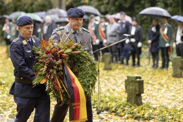 Wesel Volkstrauertag FOR EDITORIAL PURPOSES ONLY EDITORIAL USE ONLY p Members of the German Armed Forces carry a wreath on Sunday, November 10, 2024 at the commemoration ceremony for Volkstrauertag at the cemetery on Caspar Baur Str in Wesel Wesel Copyright KarlxBanski Copyright: KarlxBanski doc7y3ca9tnk2wmzyp4n3r ,EDITORIAL USE ONLY Copyright: KarlxBanski