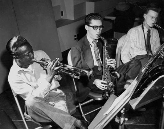 Miles Davis, Lee Konitz and Gerry Mulligan, New York, USA, 1949 (photo) XRH1705959 Miles Davis, Lee Konitz and Gerry Mulligan, New York, USA, 1949 (photo) by Unknown photographer, (20th century); (add.info.: Miles Davis, Lee Konitz and Gerry Mulligan playing Birth of the Cool at Capitol records in New York on january 21, 1949). Copyright: xBridgemanxImagesx 1705959