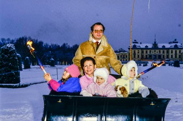 King Carl XVI Gustaf Queen Silvia with Crown Princess Victoria, Princess Madeleine and Prince Carl Philip in sleigh during Christmas photo session at Drottningholm Palace on December 1, 1985 Stockholm Sweden x2491x  Copyright: xCharlesxHammarsten TTx KUNGAJUL 1985