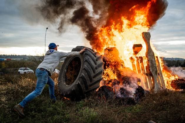 Bilder des Jahres 2024, News 11 November News Themen der Woche KW47 News Bilder des Tages Farmers demonstrate in Saint Laurent De Mure on November 18, 2024 Nicolas Liponne MAXPPP Saint Laurent De Mure 18 11 2024 Farmers demonstrate as part of the mobilization against the EU Mercosur free trade agreements due to be voted on at the G20 summit in Brazil, staging bonfires of anger at the call of the FNSEA and JA farming unions, in Saint Laurent De Mure, near Lyon Saint Exupéry airport, on November 18, 2024 Farmers demonstrate against the EU Mercosur free trade agreements due to be voted on at the G20 summit in Brazil, holding bonfires of anger called by the FNSEA and JA farming unions, in Saint Laurent De Mure, near Lyon Saint Exupéry airport, on November 18, 2024 Saint Laurent De Mure Auvergne Rhône Alpes FRANCE Copyright: xMAXPPPxNicolasxLiponnex NLP202411186272 NLP202411186272
