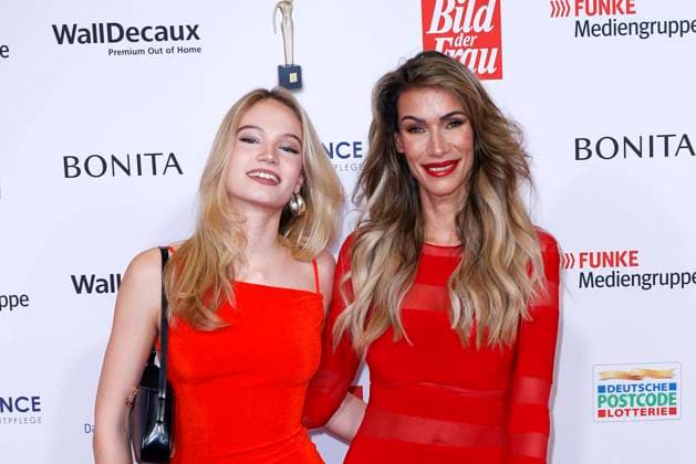 Yasmina Filali and her daughter Sam Helmer at the Goldene Bild der Frau award ceremony on 20 11 2024 in Hamburg Goldene Bild der Frau award ceremony 2024 in Hamburg