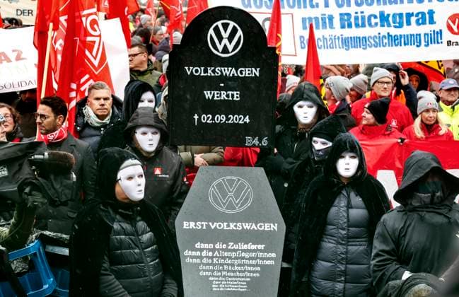 IG Metall Demo Volkswagen A symbolic VW coffin is carried by Volkswagen employees to the collective bargaining negotiations of Volkswagen and IG Metall in front of the Volkswagen Arena in protest against plant closures and layoffs, Wolfsburg, 21 11 2024 Wolfsburg Lower Saxony Germany