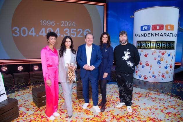 f l Malaika MIHAMBO, athlete, Chryssanthi KAVAZI, actress, Wolfram KONS, presenter, Miriam MACK, Europapark Rust, Rea GARVEY, singer, musician, present the donation amount of 16 619 389 euros, and the total amount of 304 494 352 euros total donations, 29 RTL Spendenmarathon Wir helfen Kindern , television, 21 22 11 2024 in Huerth, Germany,