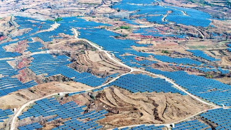 Rural Barren Hills PV Power Array Area The photovoltaic power array area is on the barren hills on both sides of the rural road in Anqiu, China, on November 22, 2024. Anqiu Shandong China  Copyright: xCFOTOx originalFilename: cfoto-ruralbar241123_npjLY.jpg