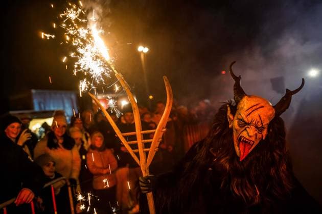 23 11 2024, Ostermiething, AUT, On the road in Upper Austria, Theme picture, Symbol picture, Various theme pictures, Krampus, Perchten, Percht, Customs, in the picture illustration on the topic Krampus, Perchten, Perchtenlauf, Krampuslauf, Bengal fire, Perchtenlauf, Percht,