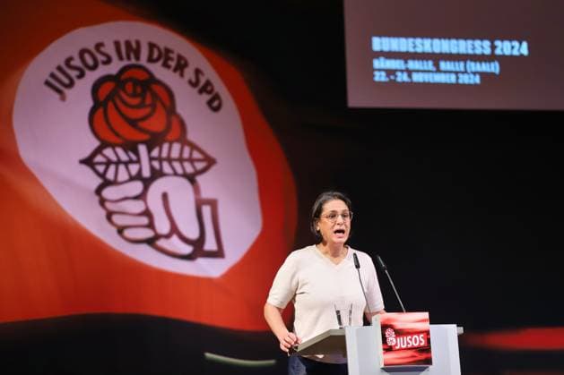 Halle Saale , Saxony-Anhalt, Germany, 24 11 2024 Händel Halle Juso Federal Congress 2024 SPD Vice President Serpil Midyatli gives a speech Copyright: xdtsxNachrichtenagenturx dts_52468