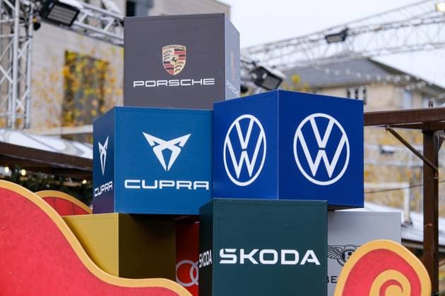 Düsseldorf 24 11 2024 Porsche Cupra VW Volkswagen Skoda car company advertising cube Christmas market Corneliusplatz Königsallee traffic turnaround combustion cars electric cars Düsseldorf North Rhine-Westphalia Germany